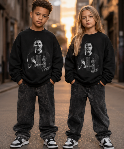 Raphinha Barcelone Noir Blanc N&B Poing Levée Visage Portrait Écriture Manuscrite Enfants Fan Col Rond