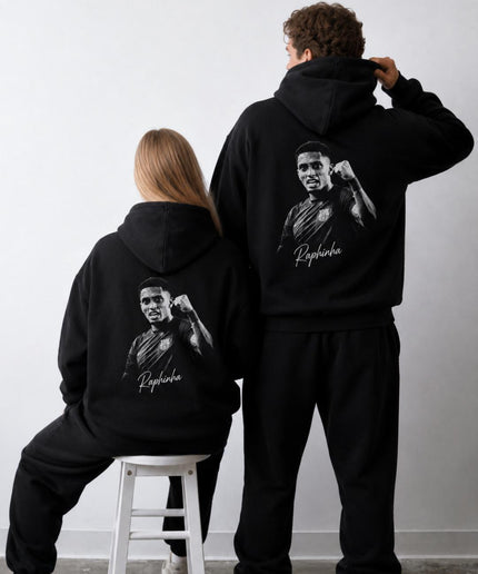 Raphinha Barcelone B&W Poing Levé Signature Portrait Unisexe Fan Hoodie